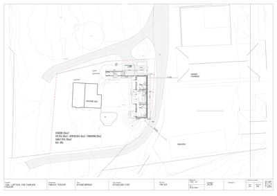 Situasjonsplan som viser tomtens grenser, bygningers plassering (hus og garasje), parkeringsareal og omgivende infrastruktur.