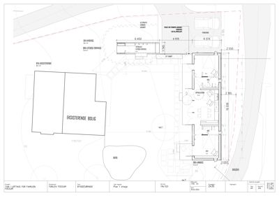 Etasjeplan (Plan 1. etasje) som viser romfordeling, mål og plassering av en nybygget bolig i forhold til eksisterende bygning og tomtegrenser.