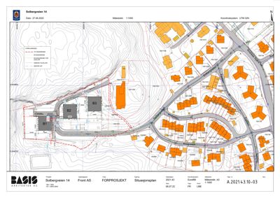Situasjonsplan som viser tomtens beliggenhet, høydemålerlinjer, nabobebyggelse og infrastruktur.