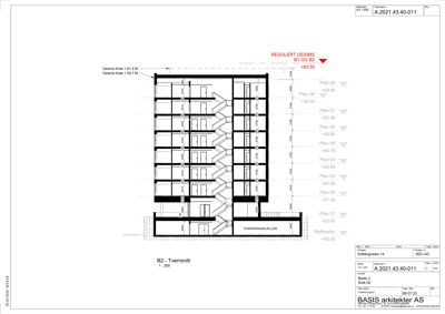 Tverrsnitttegning (snitt) av bygningen som viser romfordeling, høyder (koter) og parkeringskjeller.