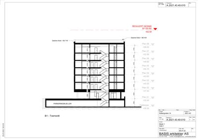 Tverrsnitttegning (snitt) av en bygning som viser etasjehøyder, romfordeling og konstruksjon.