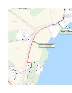 Kart som viser et område med veier, bygninger og kystlinje, med markerte ruter for fiberrørlaying.