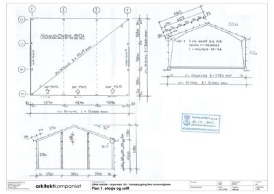Tegning som viser et tverrsnitt (snitt) av en bygning, med mål på fundament, vegger og takkonstruksjon.