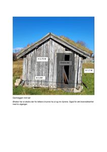 Fotografi av en liten, trebygget uthus (gavlveggen mot sør) med overlagte mål og en markert 'Ekstra dør'.