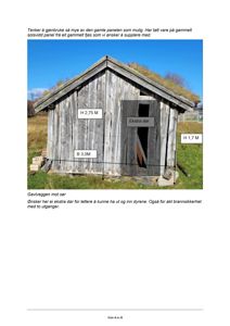 Fotografi av en liten, gammel hytte med mål på gavlvæggen og en merket 'Ekstra dør'.