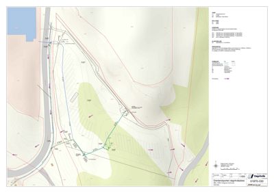 Situasjonsplan som viser tomtens beliggenhet, topografi, veier, parkeringsplasser og omgivelsene.
