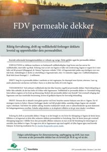 Et fotografi av en betongsteinpavej med permeable dekk (fuger) og en solnedgang i bakgrunnen.