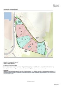 Situasjonskart som viser tomtens plassering i forhold til bekkeløpet, vannspeil og planerte sprengteinsfyllinger.