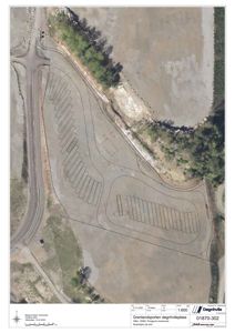 Situasjonsplan som viser etasjeplan for en parkeringsplass (Grenlandsporten døgnvileplass) med overlagte vegforløp og terreng.