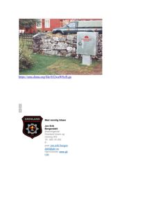 Fotografi av en utendørs situasjon med en grå brannvesen-boks (Grenland Brann) ved en steinmur og en bil.