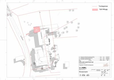 Situasjonsplan som viser tomtgrenser, eksisterende bygninger, nytt tilbygg og vegetasjon.
