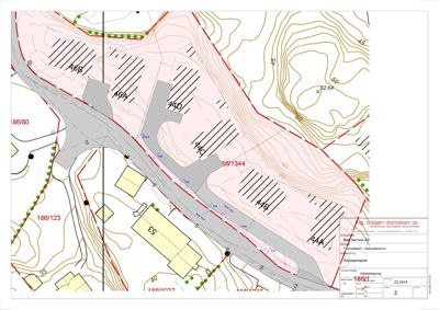 Situasjonsplan som viser tomtens form, høydemålerlinjer (konturlinjer), nabogranser, veier og bygningsplasseringer.