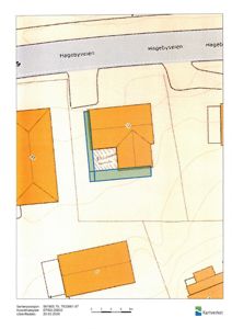 Situasjonsplan som viser tomt, bygninger, veg (Hagebyveien) og terrengforhold.