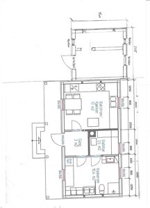 Etasjeplan som viser romfordeling, dimensjoner og plassering av inngangsdør og vinduer.