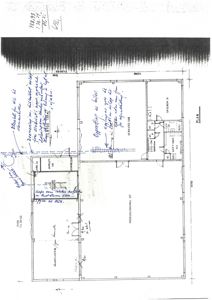 Etasjeplan (plantegning) med romfordeling, dimensjoner og håndskrevne notater om endringer.