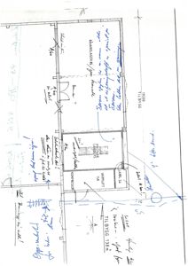 En håndskrevet tegning som viser romfordeling og dimensjoner for en bygning, med merknader om funksjoner som 'RAVARELAGER', 'PREFABR', 'VARMELUFT' og 'KOMPRESSOR'.