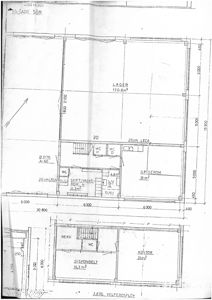 Etasjeplan (eller etasjeplaner) som viser romfordeling, dimensjoner og funksjoner for et bygg. Bildet viser både etasjeplan for en hovedetasje (med lager, spiserom, WC) og en del av et underetasje eller kjeller (med kontor, rekv, disponibelt).