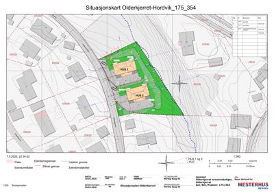 Situasjonskart som viser tomtens beliggenhet, eiendomsgrenser, topografi og plassering av nye hus (HUS 1 og HUS 2) i forhold til omgivelsene.