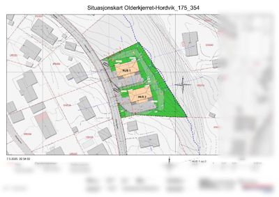 Situasjonskart som viser tomtens beliggenhet, eiendomsgrenser, topografi og plassering av nye hus (HUS 1 og HUS 2) i forhold til omgivelsene.