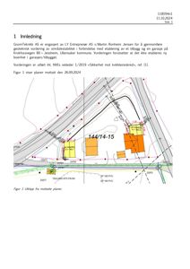 Situasjonsplan som viser tomtens form, grenser, tilstøtende infrastruktur (veier) og plassering av planlagte bygninger.