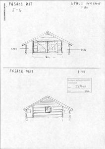Tegning som viser fasadeøst og fasadevest for et utbyggingshus, med mål og detaljer om svaler.
