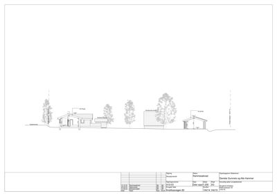 Fasadetegning som viser bygningens utseende sett fra siden, inkludert takform, vinduer og omgivelser.
