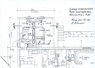 Tegning som viser detaljert utforming av luftbehandlingsanlegg (HVAC) med rør, ventilatorer og luftmengder for et kontor og garderobe.
