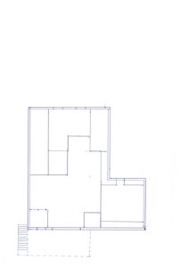 En håndtegnet etasjeplan som viser romfordeling, vegger og dører i en bygning.