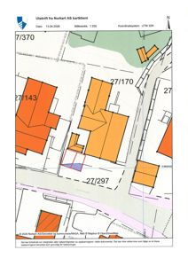 Kartutsnitt (situasjonsplan) som viser eiendomsgrenser, bygninger og vegnett.