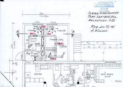 En håndskrevet tegning som viser romfordeling og ventilasjonsanlegg for et bygg på Nyheimsveien. Tegningen inneholder rombetegnelser (kontor, kjøkken, WC) og tekniske data for luftmengder.