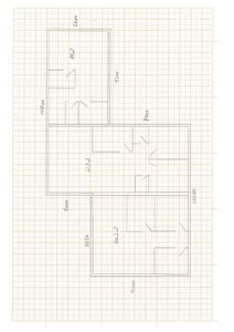 En håndtegnet etasjeplan (trolig første etasje) som viser romfordeling, døråpninger og mål på veggene.