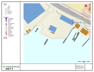 Kart over et elektrisk nettverk med bygninger, veier og vann, inkludert en nøkkel (legend) for ulike linjetyper og knutepunkter.