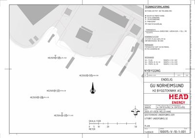 Situasjonsplan som viser bygningers plassering i forhold til terrenget, med høydemålinger og referanser til geotekniske undersøkelser.