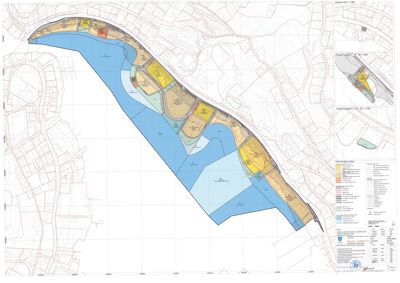 Situasjonsplan som viser tomtens form, grenser, vannkropp og arealbruk (fargekodet).