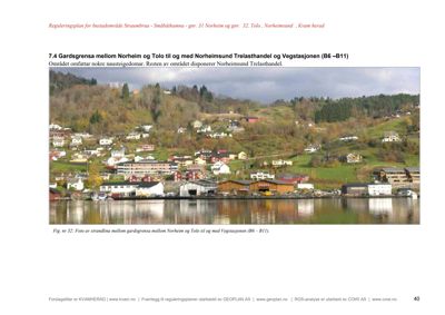 Fotografi av strandlinja mellom Norheim og Tolo med bygninger langs vannet.