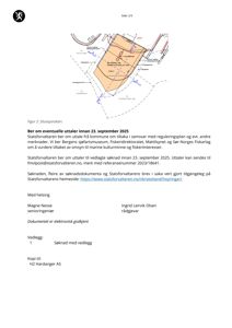 Situasjonskart som viser et område med en planlagt utbygging (markert med oransje farge) og omgivende infrastruktur.