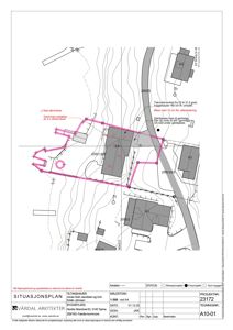 Situasjonsplan som viser tomtens form, grenser, eksisterende og nye bygninger, samt detaljer om vinduer og solforhold.