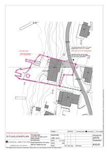 Situasjonsplan som viser tomtens form, grenser, eksisterende og nye bygninger, samt detaljer om vinduer og solforhold.