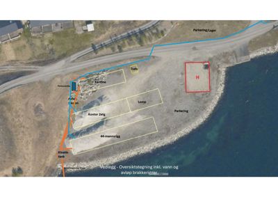 Oversiktstegning (situasjonsplan) som viser tomtens beliggenhet ved kysten, plassering av bygninger (Kantine, Kontor, Lomp, 44-mannsrigg), infrastruktur (trafo, fettavskiller, kloakk-tank) og parkeringsområder.