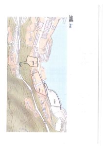 Situasjonsplan som viser tomtens plassering i forhold til omgivelsene, topografi (konturlinjer), eksisterende bygninger og vannmasser.
