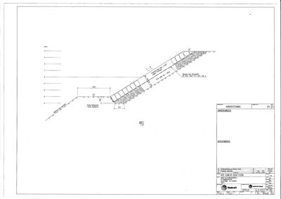 Snittegning som viser tverrsnitt gjennom en skråning eller terrengformet struktur, med angitte høyder, materialer og dimensjoner.