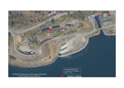 Flyfoto (satellittbilde) av et kystområde med overlagte markeringer for eiendomsgrenser, vededkomst og plassering av utslippssted.