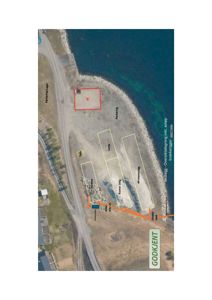 Oversiktsplan (situasjonsplan) som viser tomtens beliggenhet ved kysten, med markerte soner for bygninger (kontor, lager), parkering og infrastruktur.