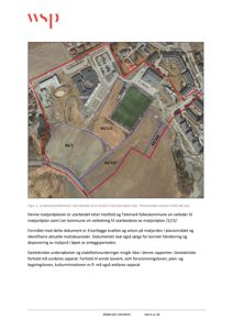 Et flyfoto eller satellittbilde av et område med overlagte ruter som viser eiendomsgrenser (rød linje) og jordbruksarealer (blå stiplet linje).