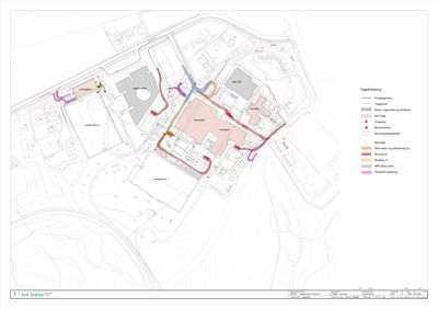 Situasjonsplan som viser bygningers plassering, prosjekteringer (nye bygg, riving, flytting) og infrastruktur på tomten.