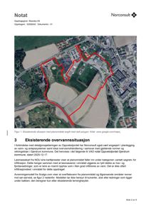Et situasjonskart (Google Maps) som viser et planlagt område (rødt polygon) i forhold til eksisterende infrastruktur og topografi.