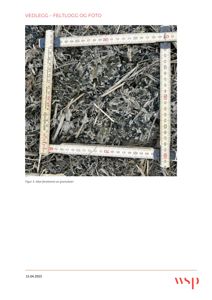 Fotografi fra et feltloggbok som viser en måling av granulat i bakken med en målebånd.