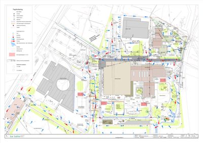 Situasjonsplan som viser tomtens grenser, eksisterende og nye bygninger, beplantning, veier og vannløp.