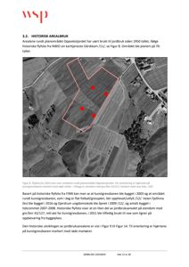 Et historisk flyfoto fra 1953 som viser arealbruken rundt Oppvekstjorden, inkludert jordbruksarealer og kunstgressbanen.