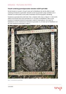 Fotografi fra feltlogg som viser et jordmonster med gummigranulat og en målebånd for skala.